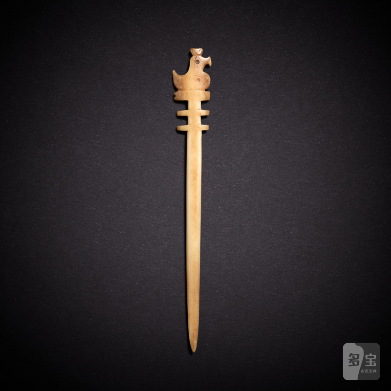 A bone ‘bird’ hairpin, Western Zhou dynasty | 西周 骨雕鳥首髮簪 - 图2